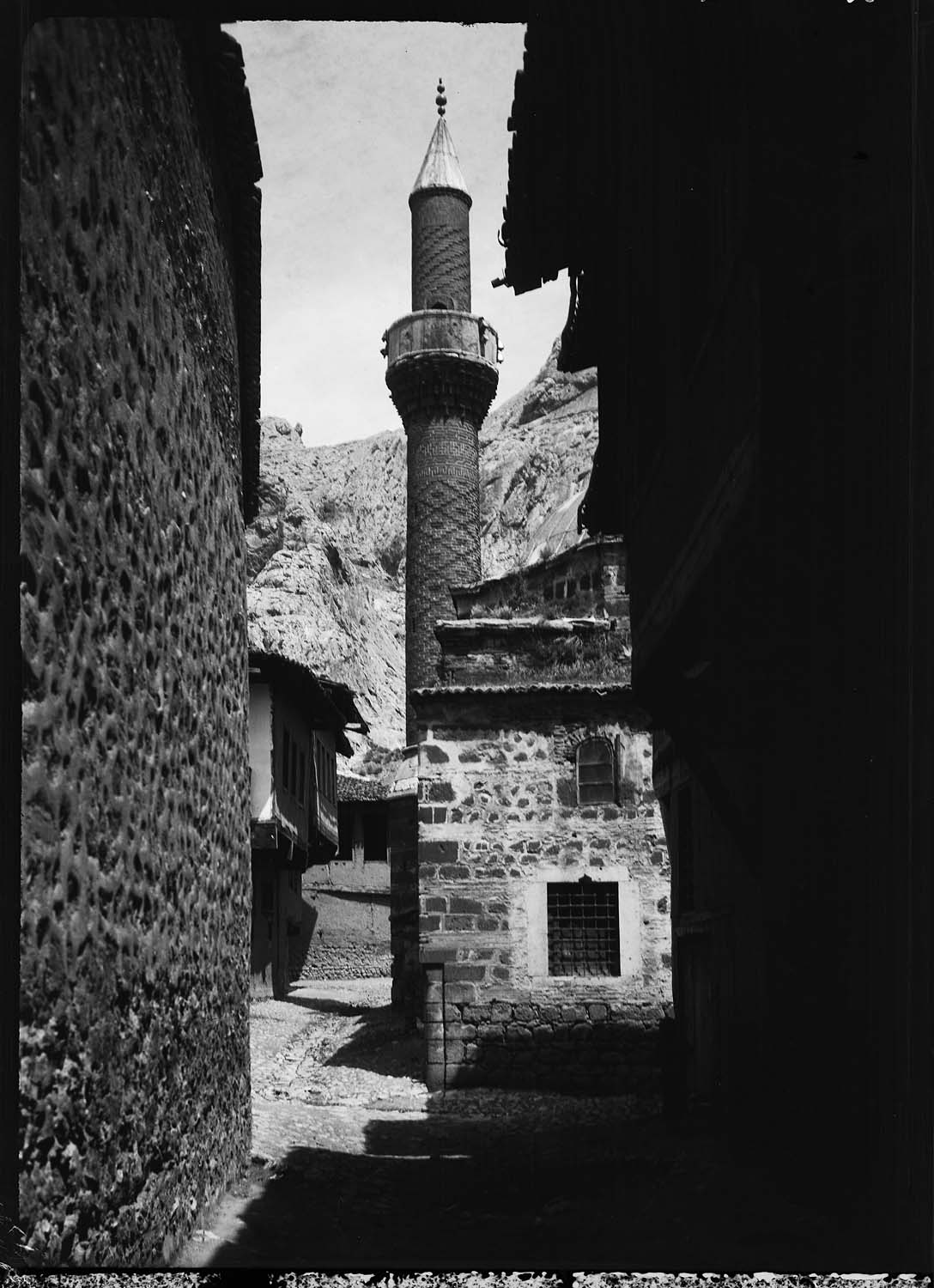 Maisons anciennes et minaret d'une mosquée non identifiée